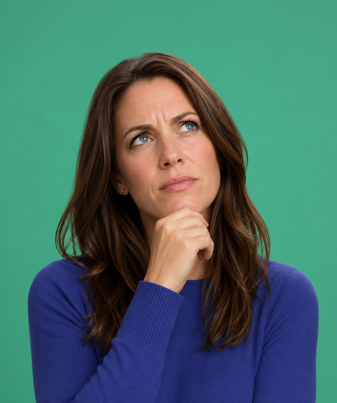Une femme prend le temps de réfléchir à son projet.